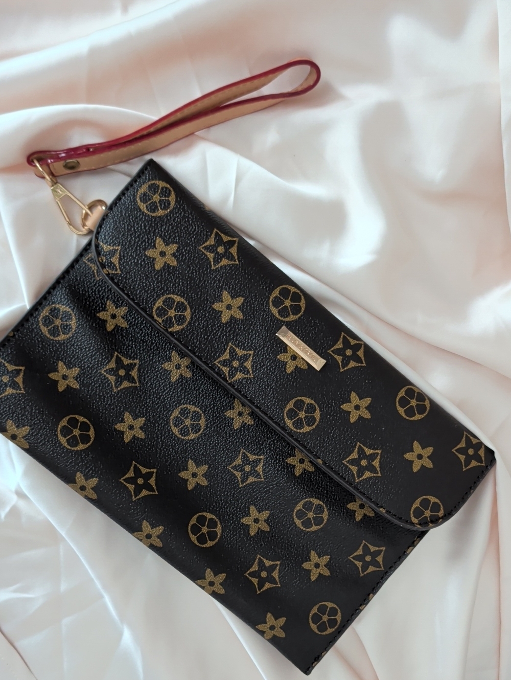 Black and Gold Patterned Wristlet Clutch with Removable Strap